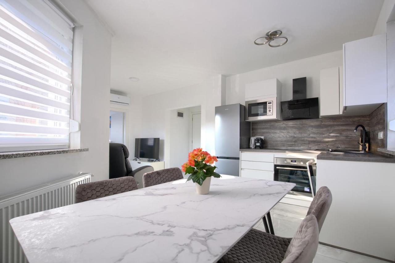 Apartment Vukadin Pula Exteriör bild