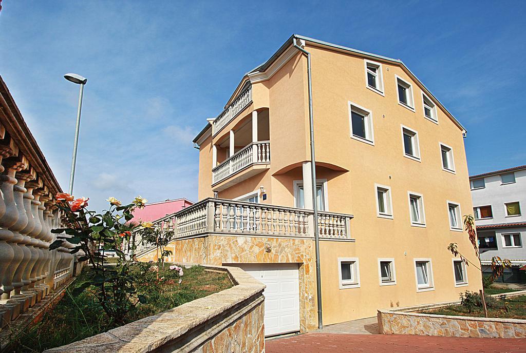 Apartment Vukadin Pula Exteriör bild